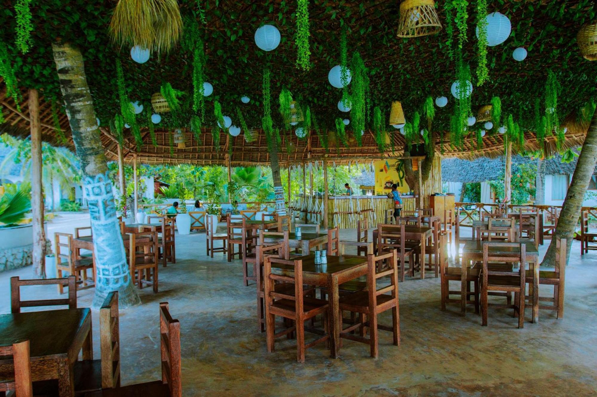 Mambo Ocean Resort プワニ・チャンガーニ エクステリア 写真