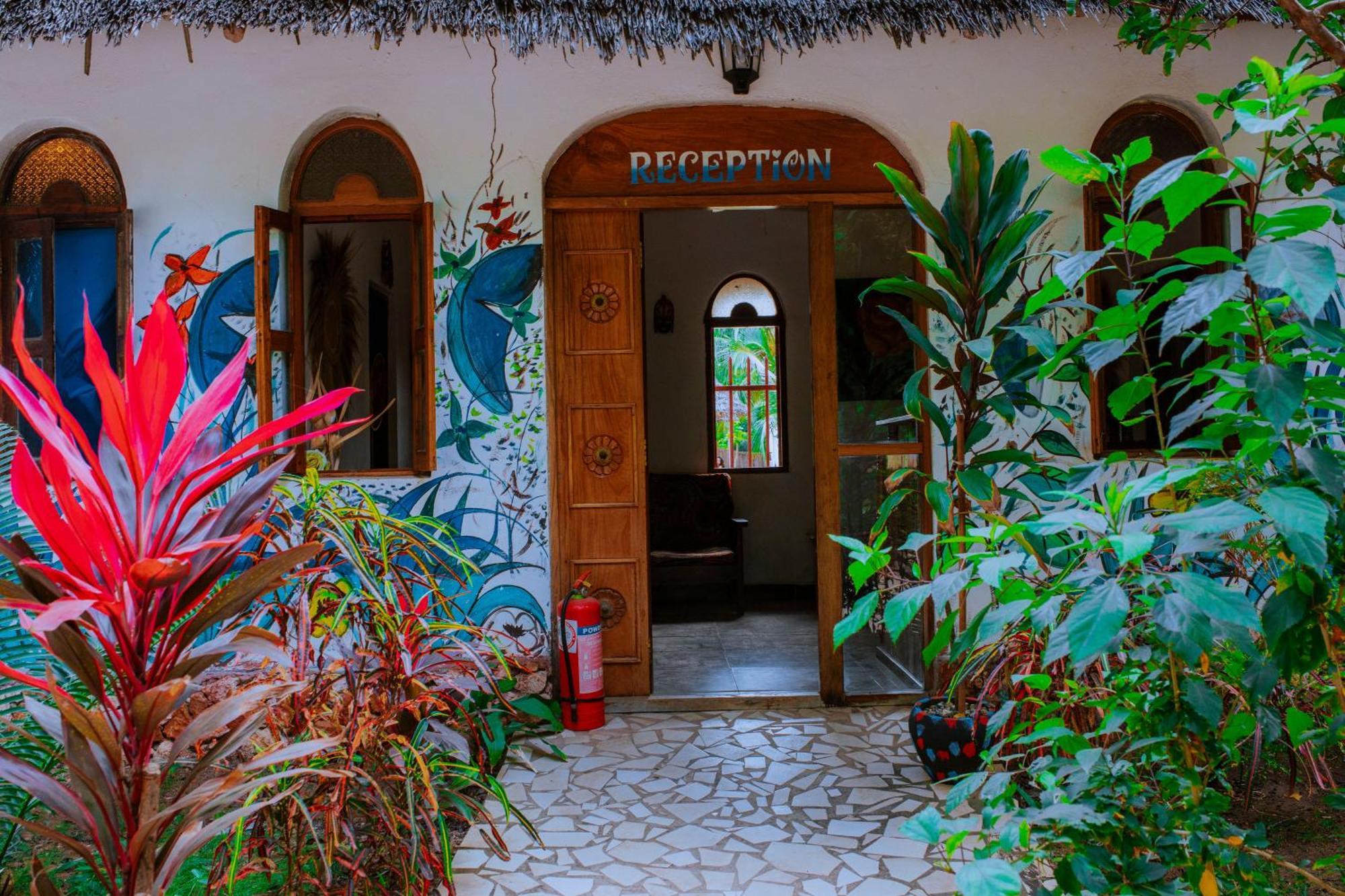 Mambo Ocean Resort プワニ・チャンガーニ エクステリア 写真