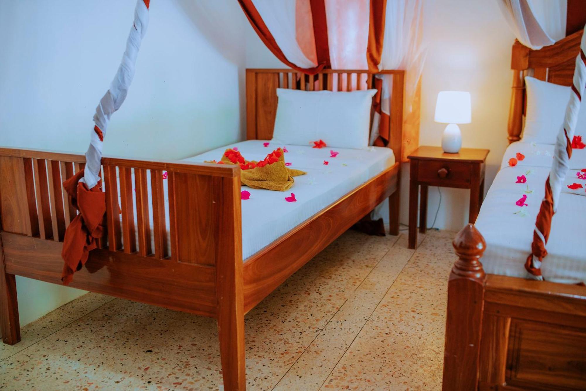 Mambo Ocean Resort プワニ・チャンガーニ エクステリア 写真